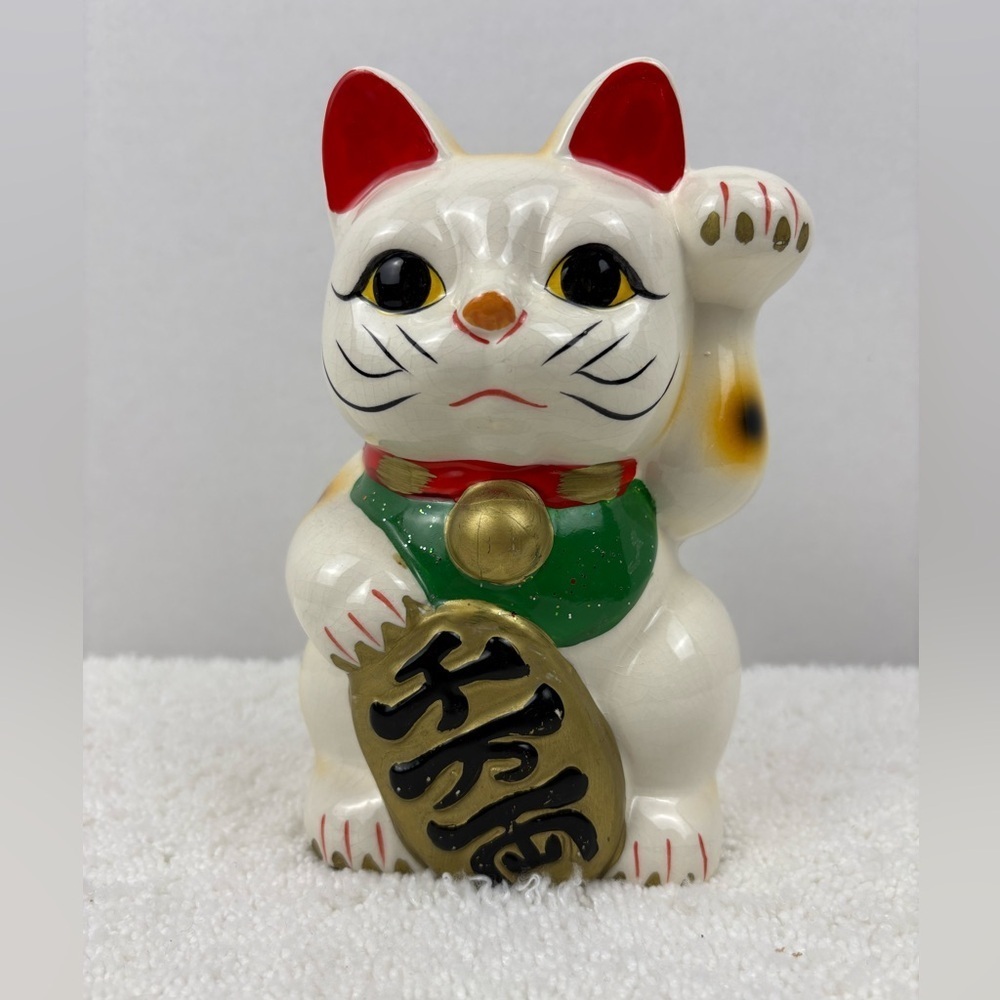 Asian Zing Japanese Manei-neko Figurine Bank